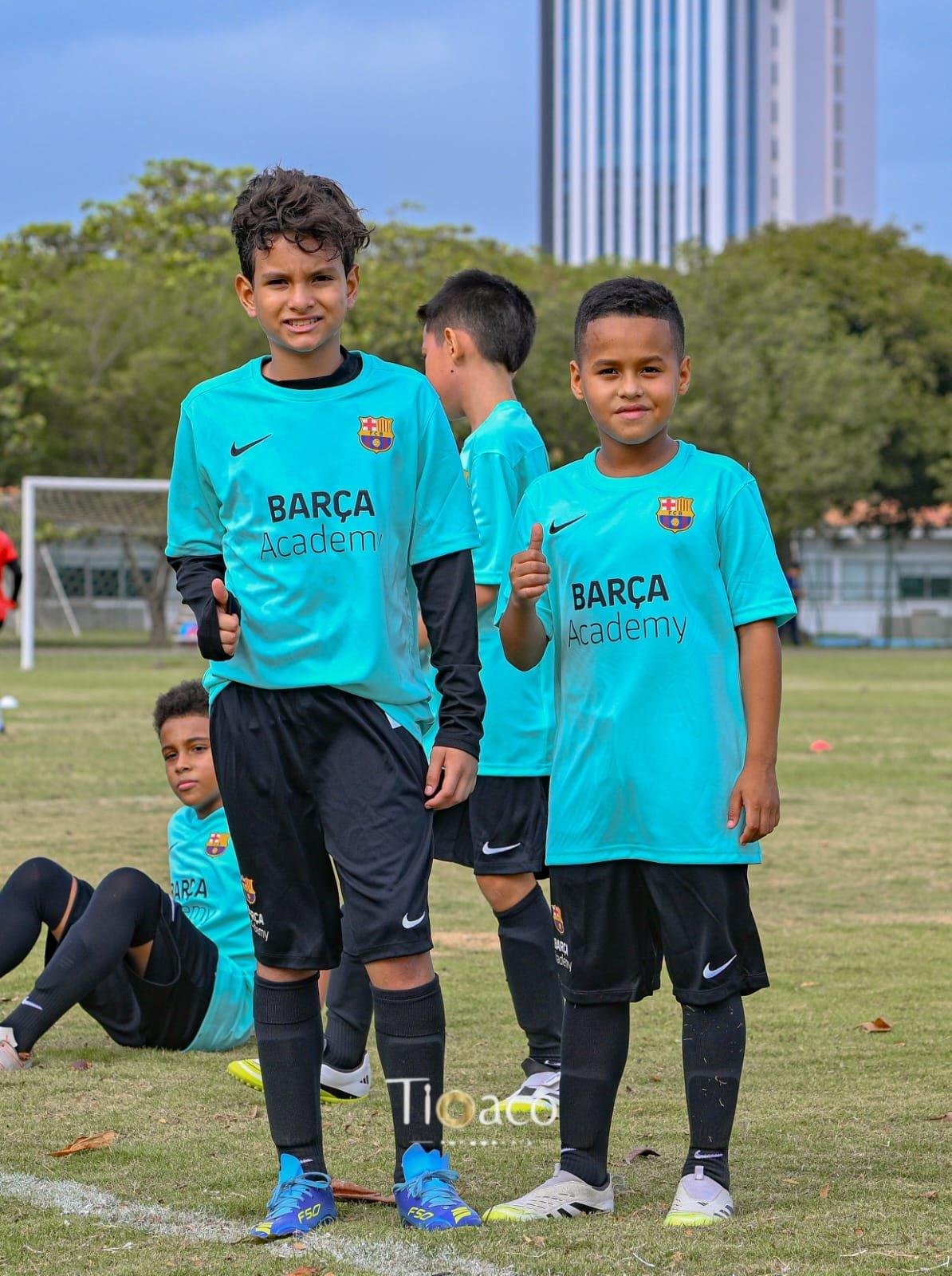 Jugadores jóvenes de academia posando con el pulgar arriba