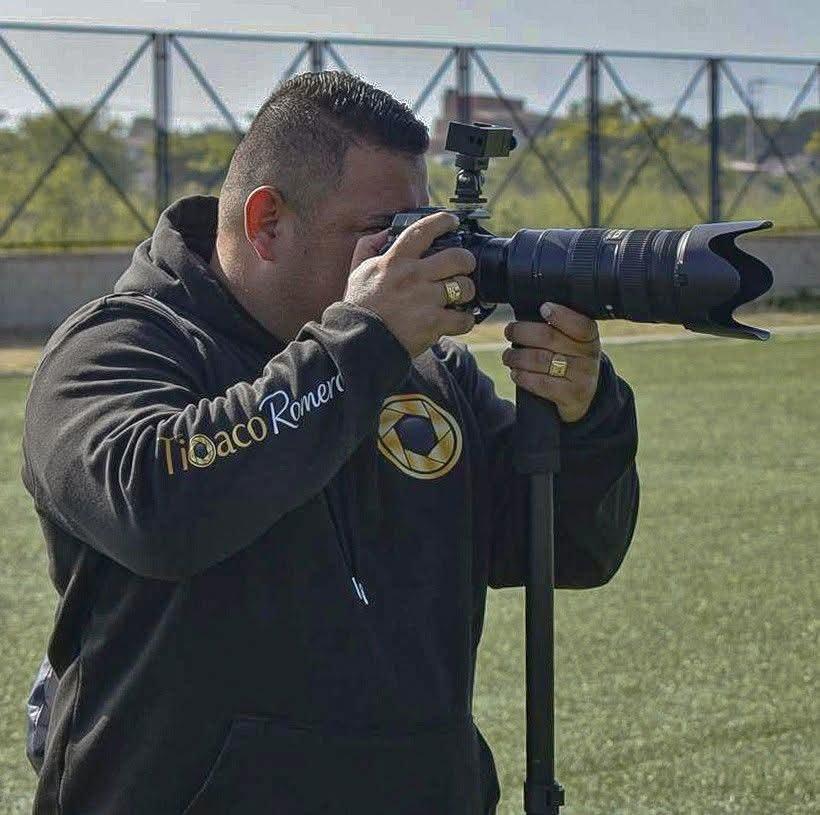 Tioaco Romero fotografiando un partido con teleobjetivo profesional