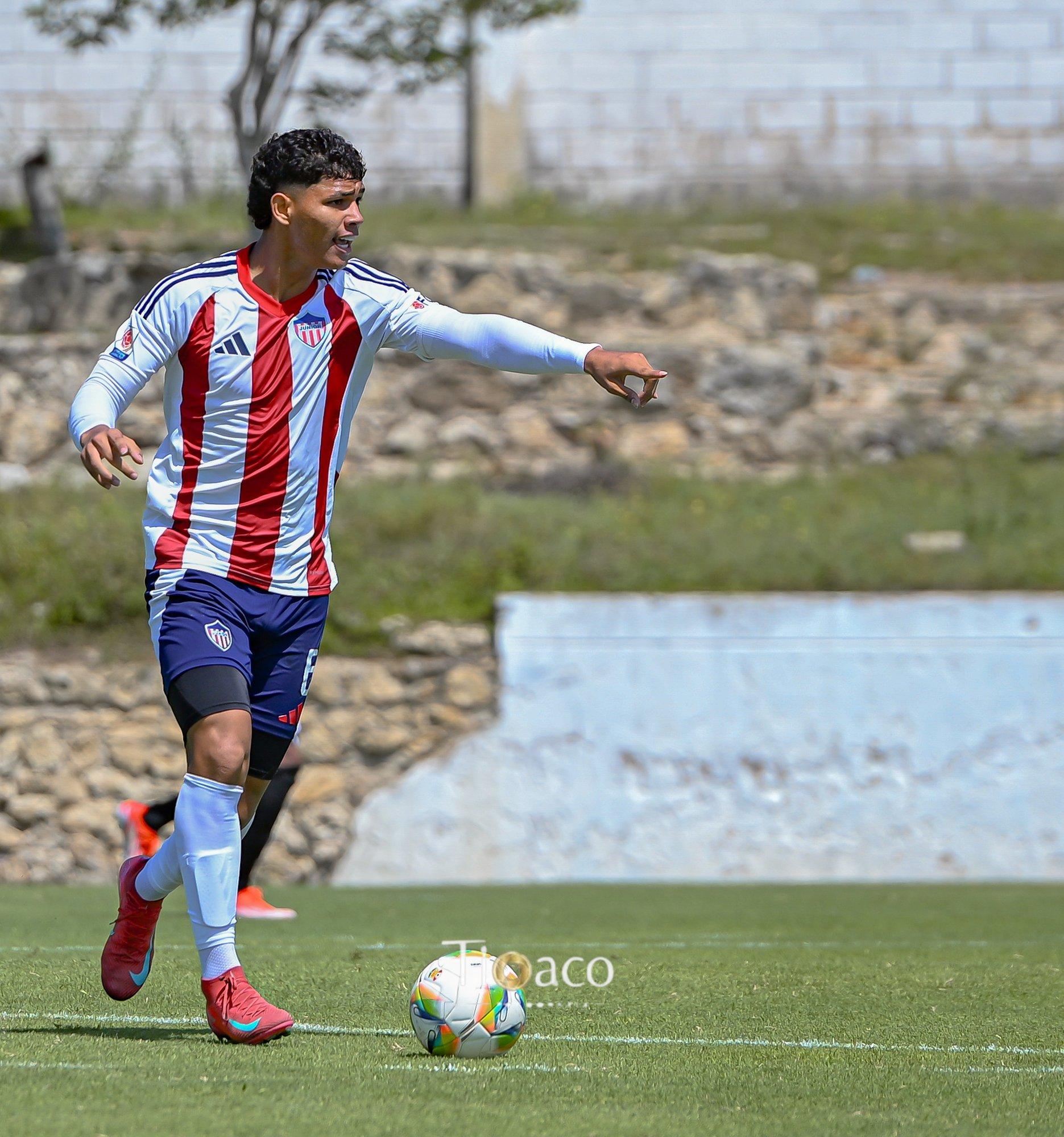 Jugador número 6 corriendo y dando indicaciones en el campo