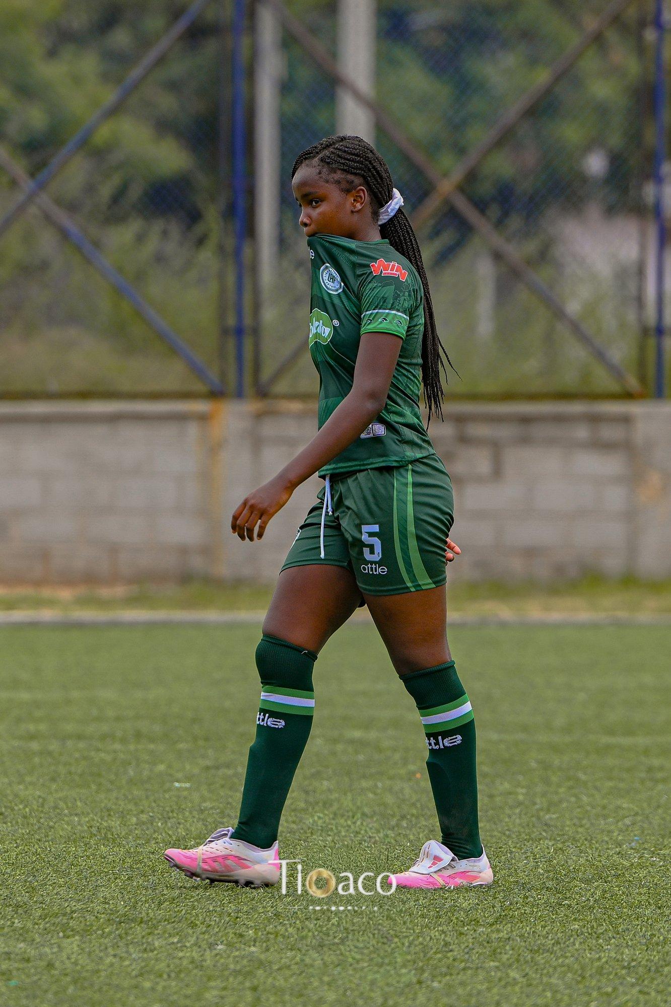 Jugadora de fútbol femenino caminando en la cancha